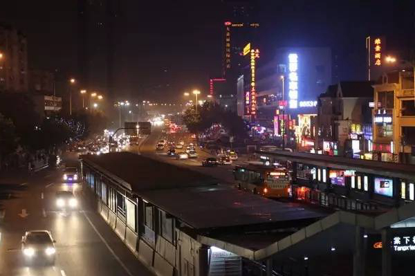 阿強家的酸菜魚你一定吃過，但你知不知道她為何只選路邊開店？