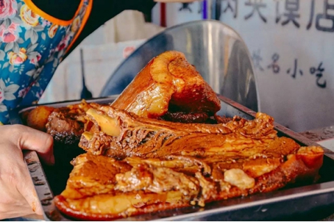 第一次吃西安肉夾饃，怎么假裝成為老桿模樣？