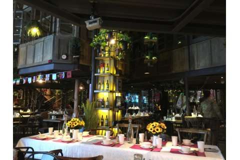 怎么去搭配？主題餐廳餐桌椅