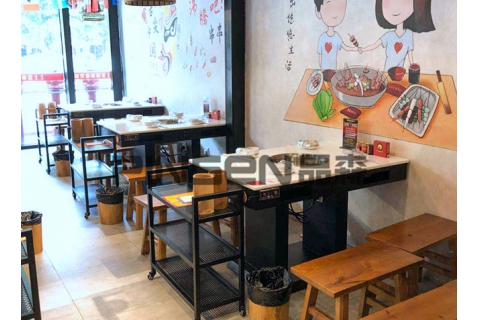 如何選擇火鍋?zhàn)缽S(chǎng)家來(lái)定制火鍋?zhàn)溃?><div><h3>如何選擇火鍋?zhàn)缽S(chǎng)家來(lái)定制火鍋?zhàn)溃?/h3><p>       也許你是一個(gè)新開(kāi)張的火鍋店店主，也許你是一個(gè)家具設(shè)計(jì)師……那么，你是否還在為選擇什么樣的火鍋?zhàn)酪味鵁溃磕闶欠襁€在為市面上火鍋店桌椅的大小尺寸和您的房子大小不...</p><p>2019-11-12</p></div></a></li><li><a href=