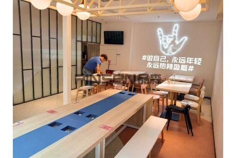 讓深圳品森家具來給你講解老榆木火鍋?zhàn)涝趺炊ㄖ?><div><h3>讓深圳品森家具來給你講解老榆木火鍋?zhàn)涝趺炊ㄖ?/h3><p>讓 深圳品森家具 來給你講解老榆木火鍋?zhàn)涝趺炊ㄖ?要想做一家好的仿古火鍋餐飲店面，必須做老榆木火鍋?zhàn)龅亩ㄖ?。也許很多人認(rèn)為店面形象的載體，不僅僅是店面裝修的標(biāo)準(zhǔn)，和室...</p><p>2019-11-28</p></div></a></li><li><a href=
